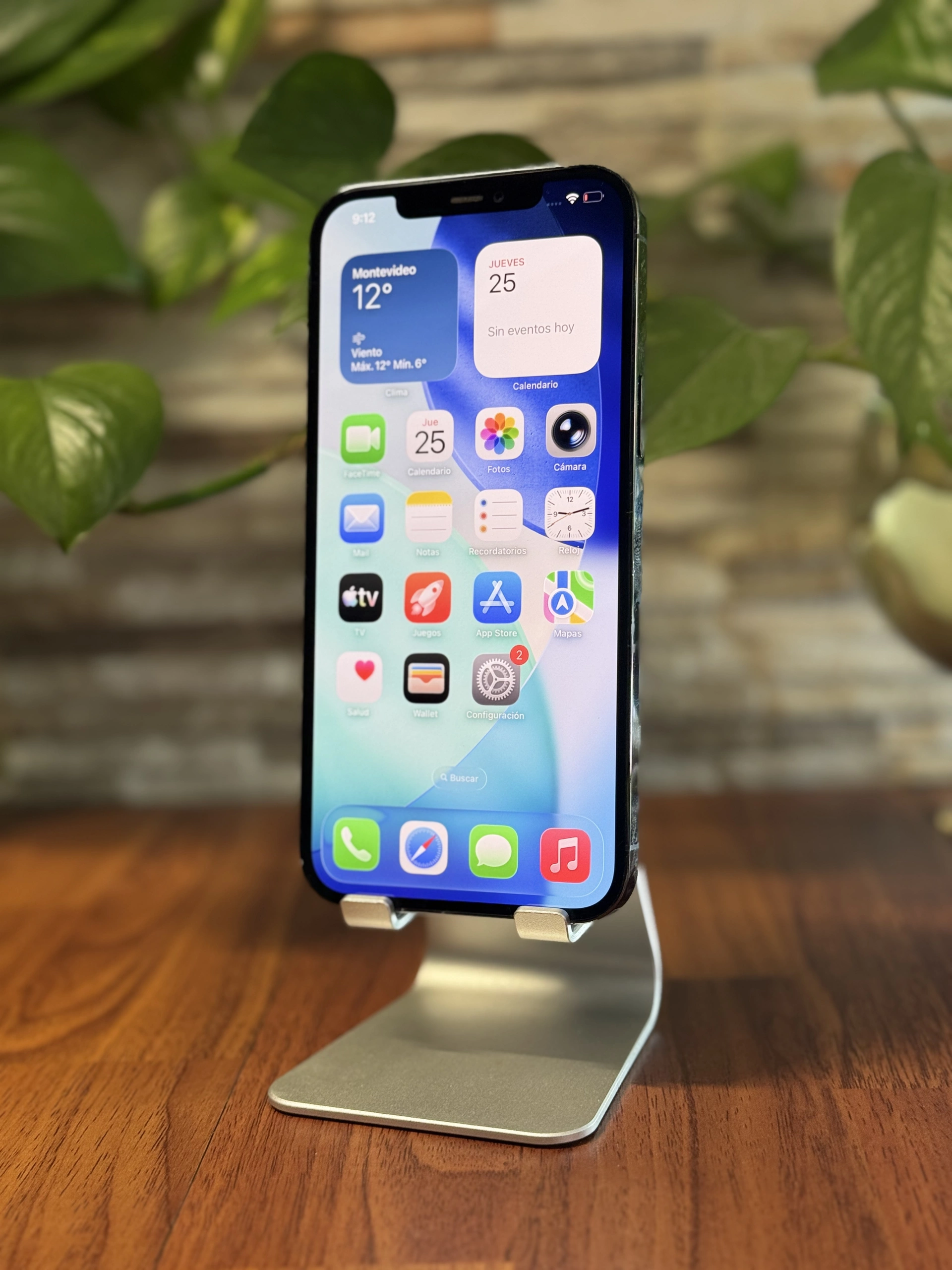 iPhone 12 Pro Max negro exhibido por Solutech, vista 3