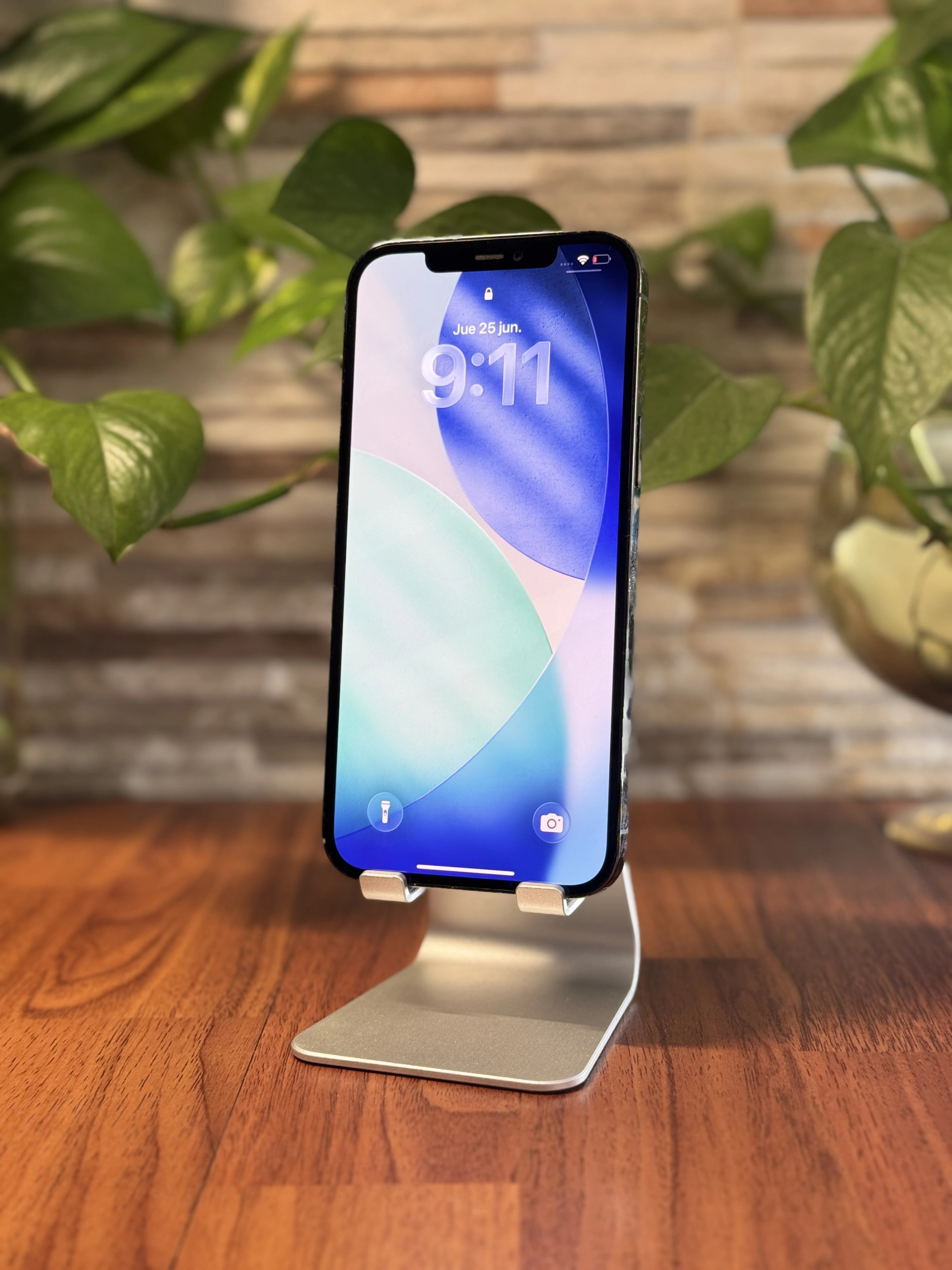 iPhone 12 Pro Max negro exhibido por Solutech, vista 5