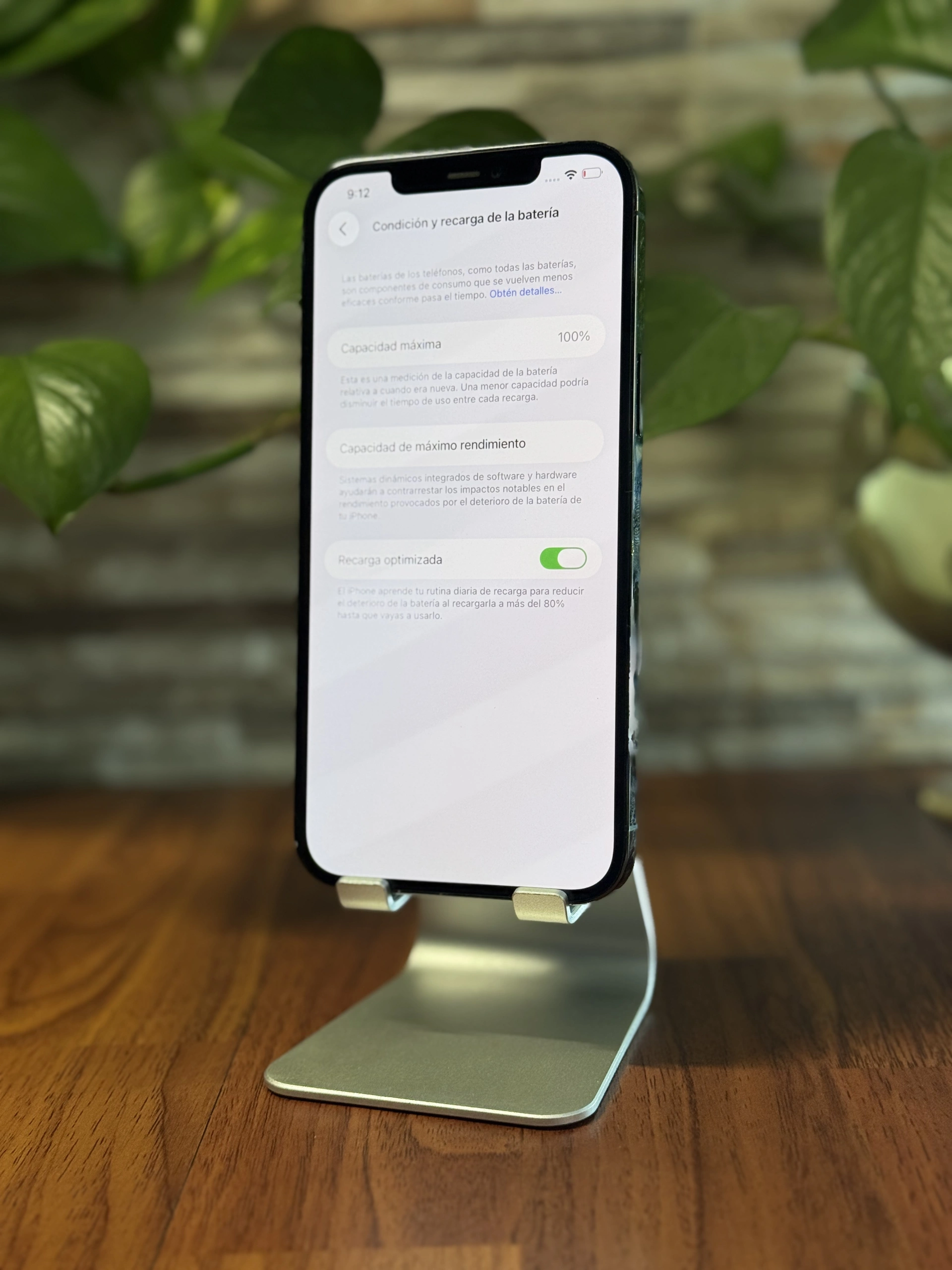 iPhone 12 Pro Max negro exhibido por Solutech, vista 6