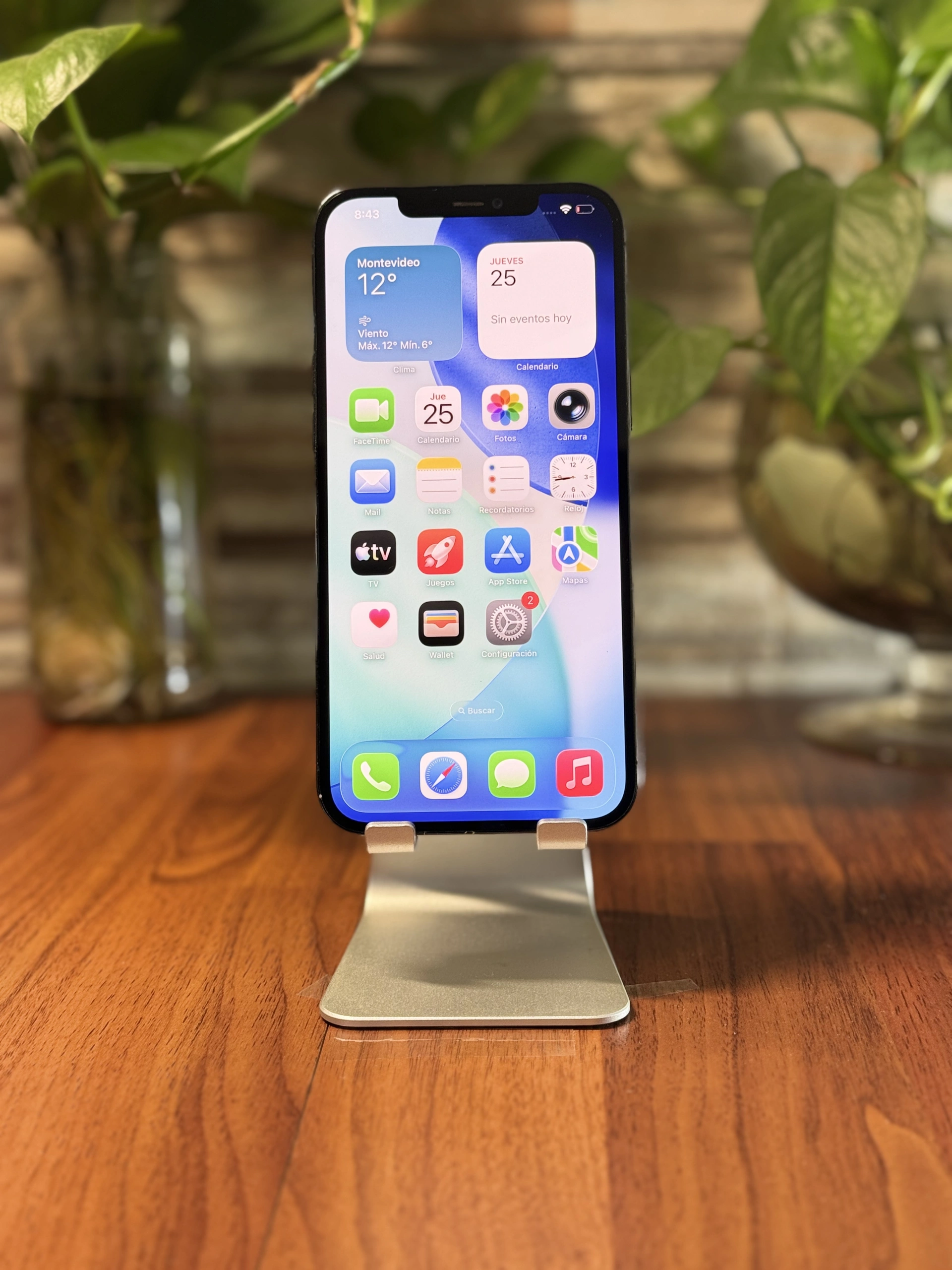 iPhone 12 Pro Max negro exhibido por Solutech, vista 4