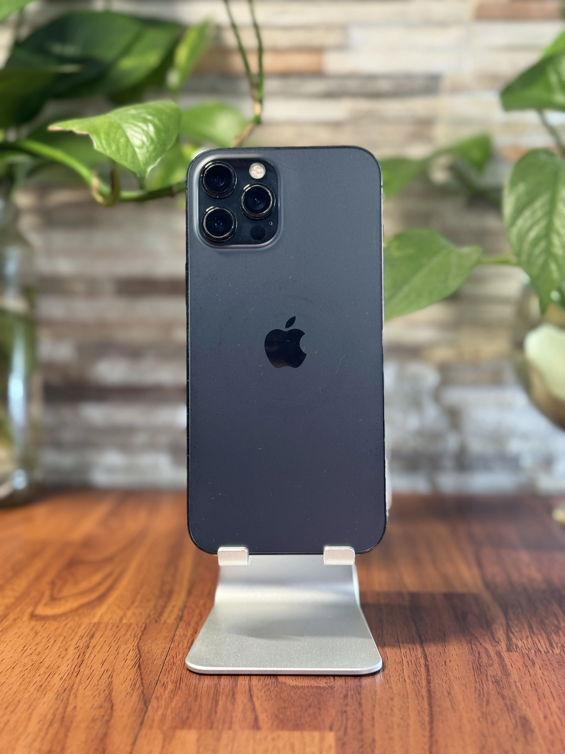 iPhone 12 Pro Max negro exhibido por Solutech, vista 2