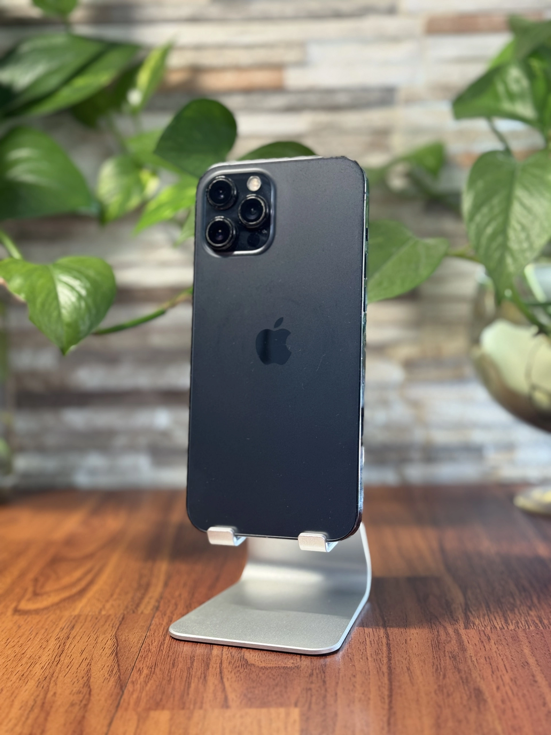 iPhone 12 Pro Max negro exhibido por Solutech